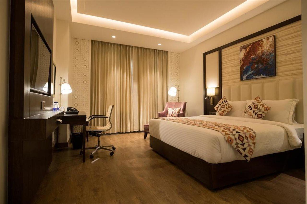 Hotel Ramada By Wyndham Kapurthala Town Exterior foto