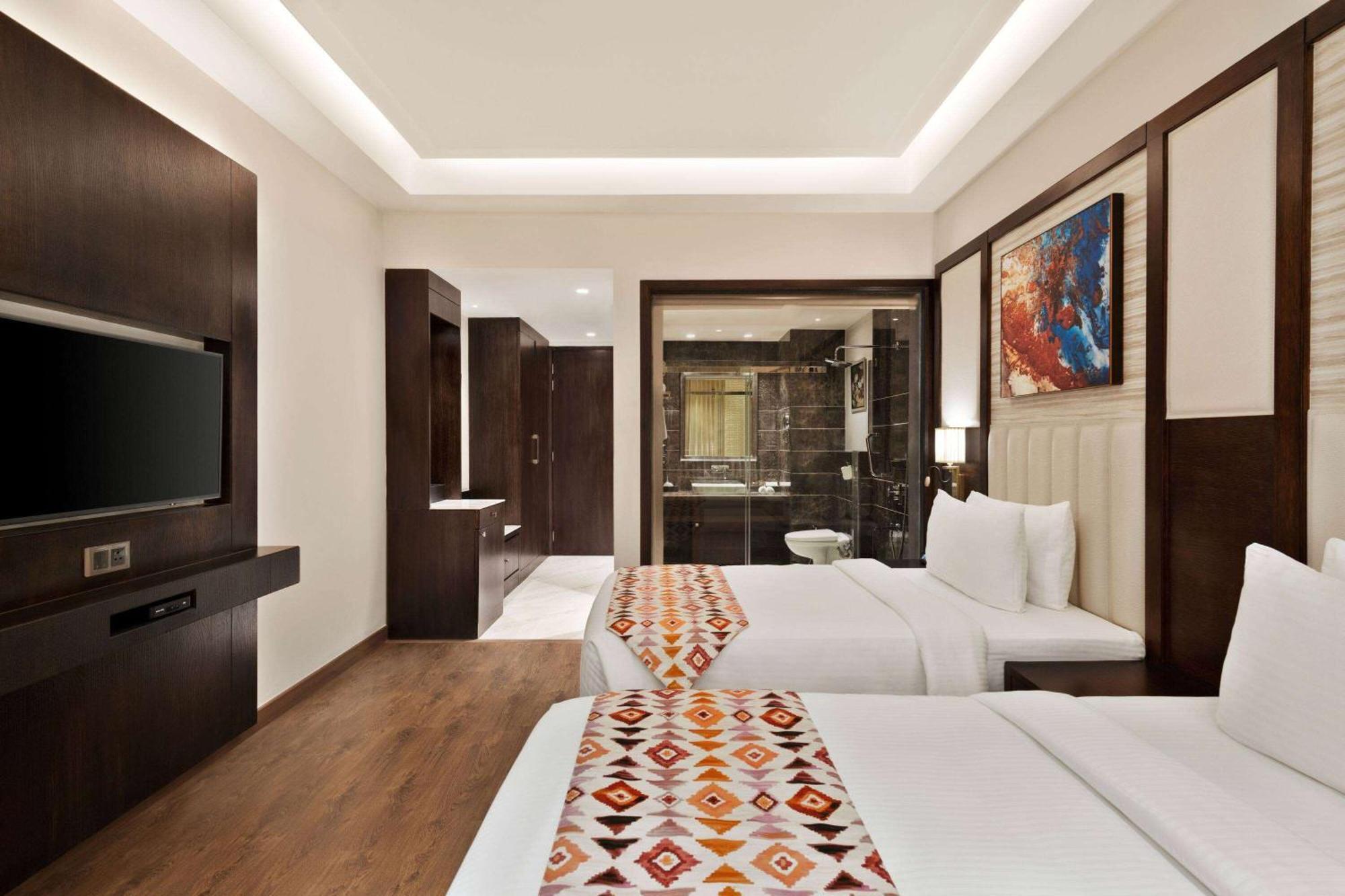 Hotel Ramada By Wyndham Kapurthala Town Exterior foto