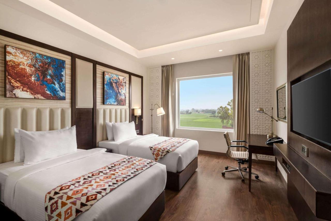 Hotel Ramada By Wyndham Kapurthala Town Exterior foto
