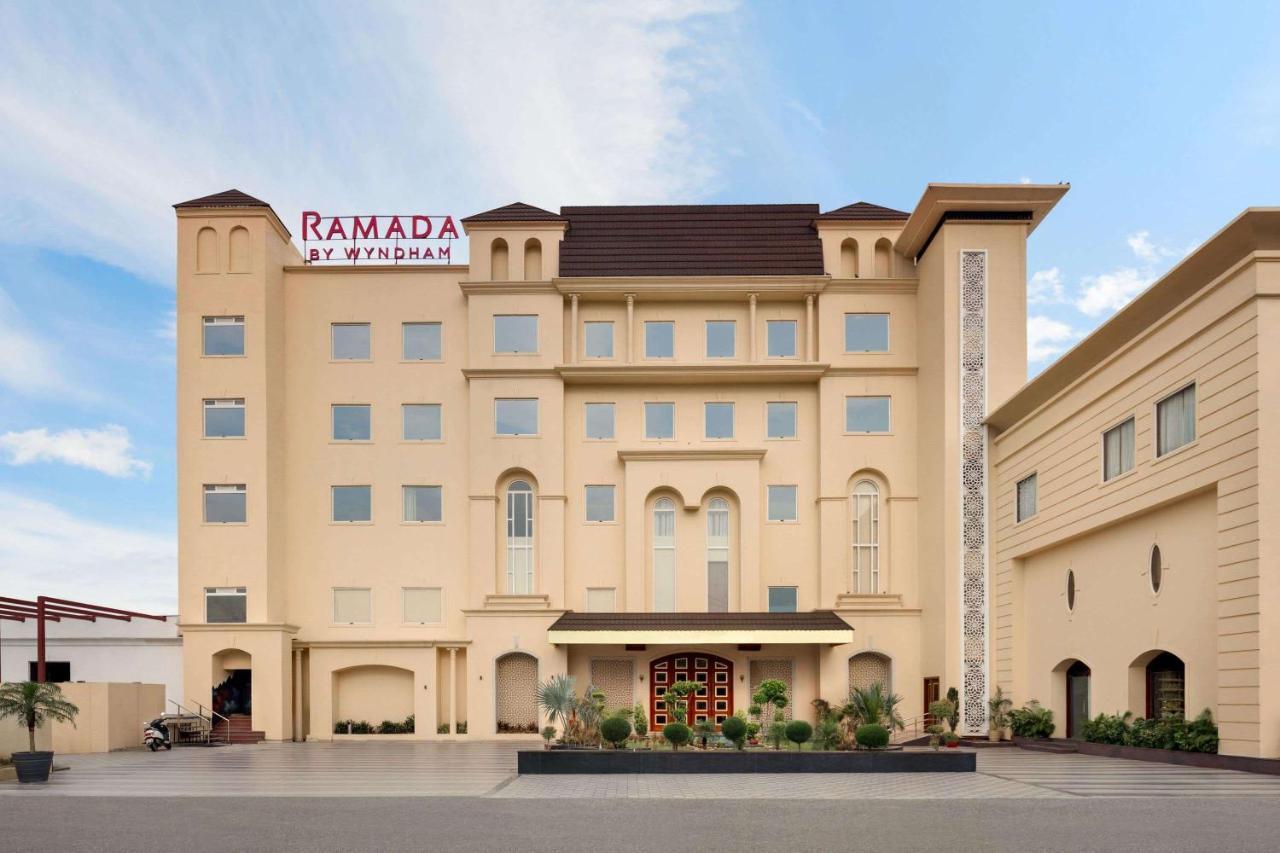 Hotel Ramada By Wyndham Kapurthala Town Exterior foto
