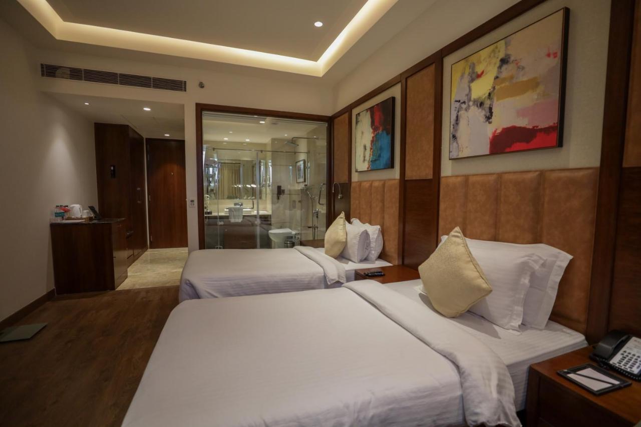 Hotel Ramada By Wyndham Kapurthala Town Exterior foto